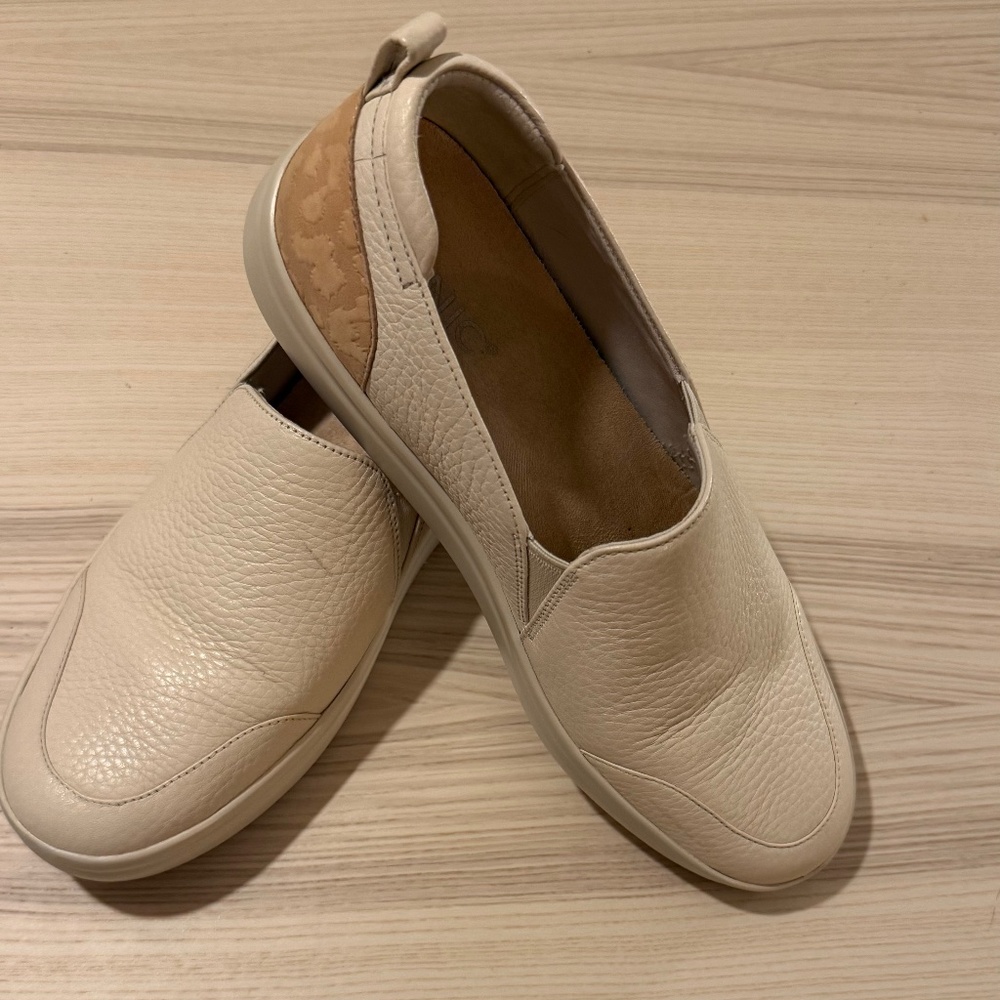 Vionic Leather Penelope Slip on Sneaker in Ivory - Size 8
